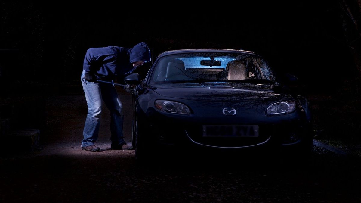Zloděj v Anglii narazil autem majitele vozu na zeď, až se zřítila